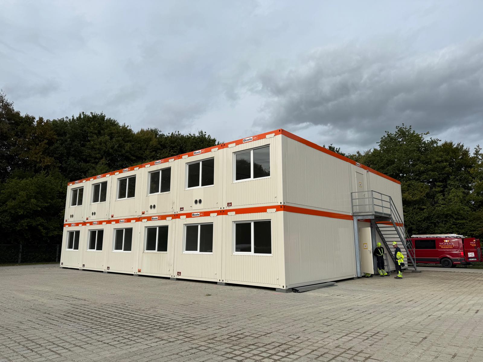 Containerbau in Gundremmingen – Montage Bürocontainer mit WOHLFEIL-Transporter