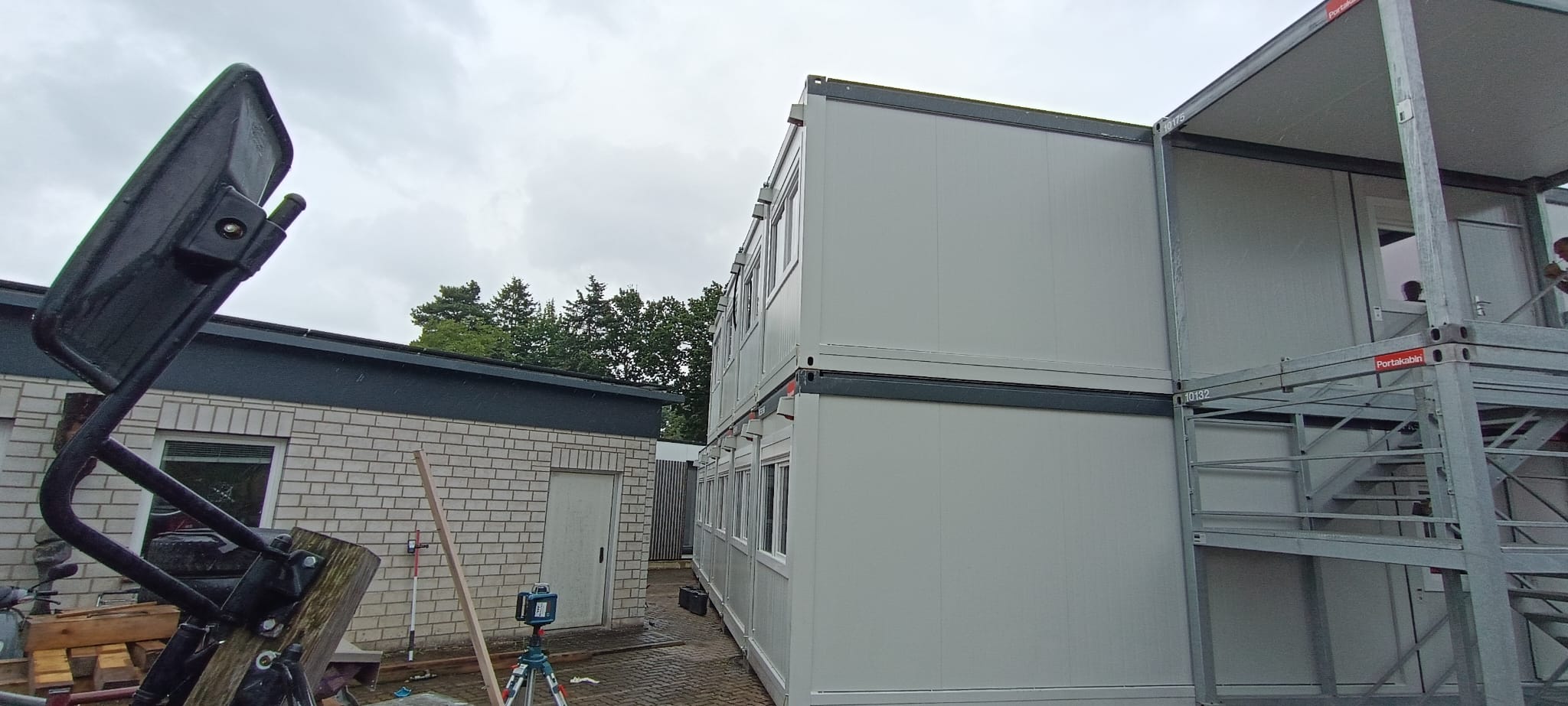 Containerbau in Hamburg – graue Raumcontainer-Anlage mit Außentreppe – WOHLFEIL