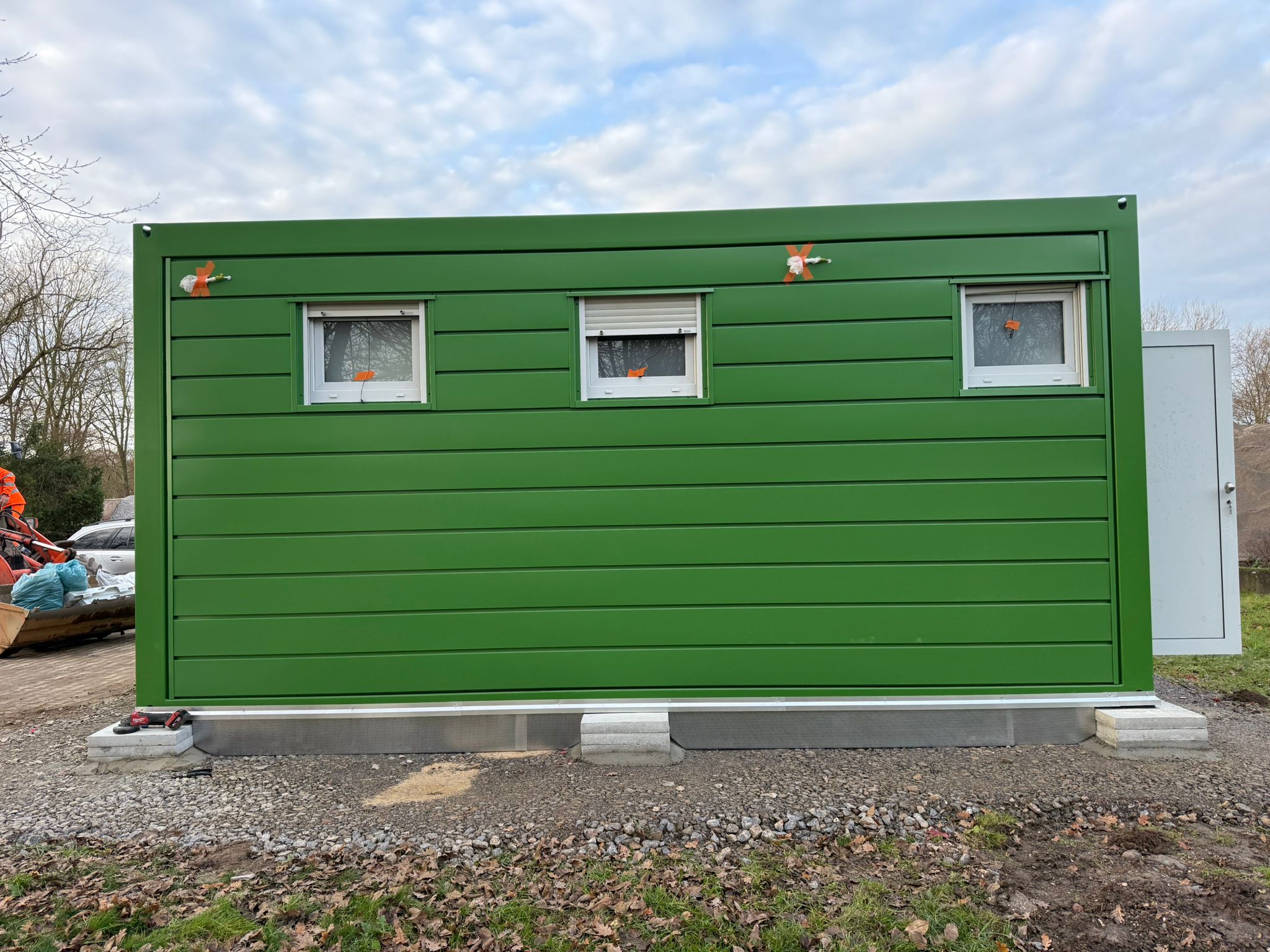 Containerbau in Kassel – grüner Raumcontainer auf Fundament – WOHLFEIL