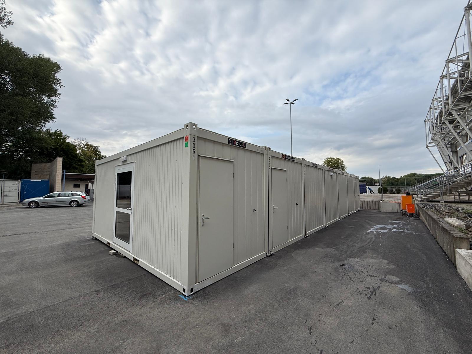 Industrie-Umsetzung in Jena – lange Containerzeile am Ernst-Abbe-Stadion – WOHLFEIL