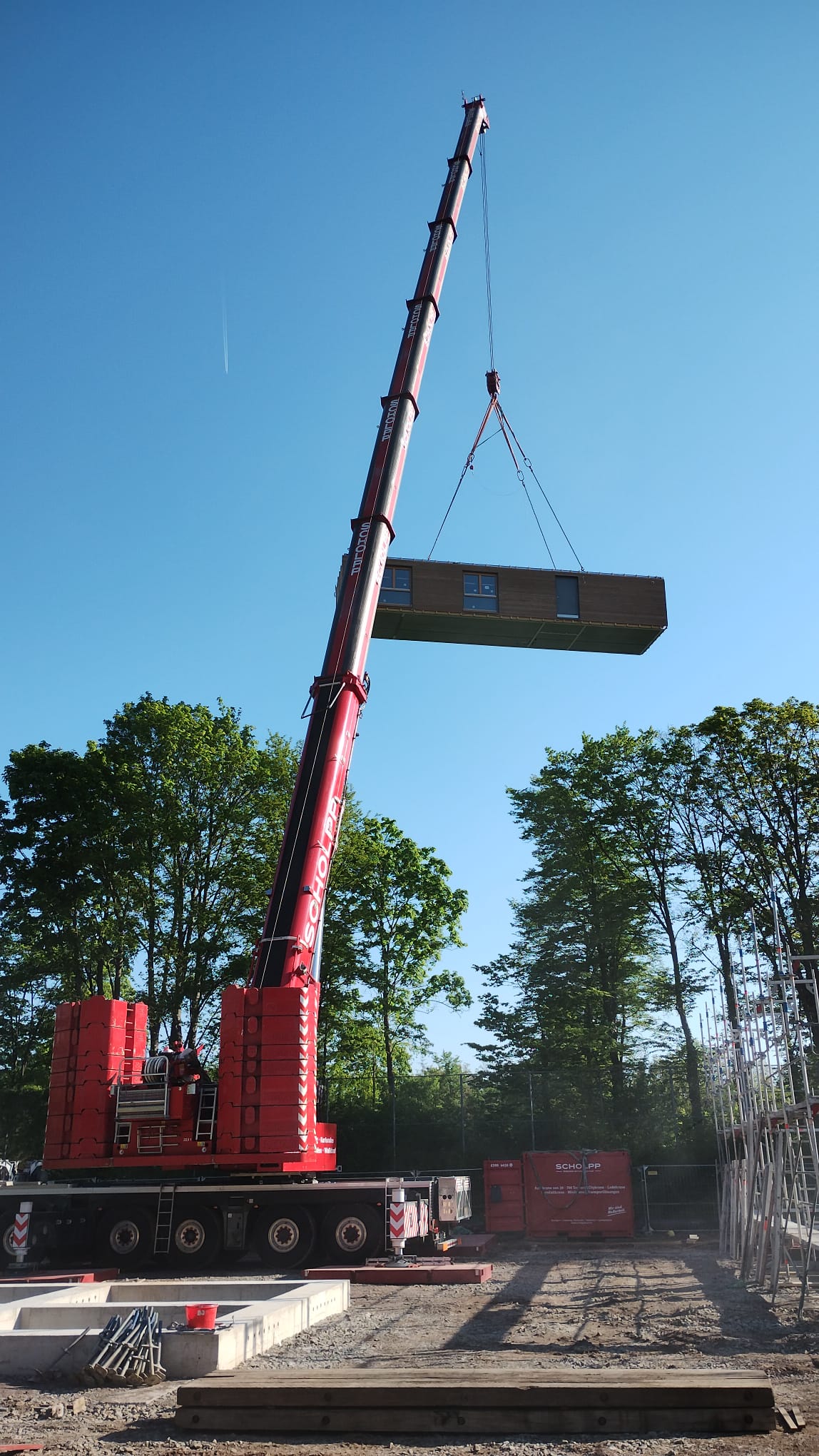 Modulbau in Bremen – Mobilkran hebt ein holzverkleidetes Raummodul – WOHLFEIL