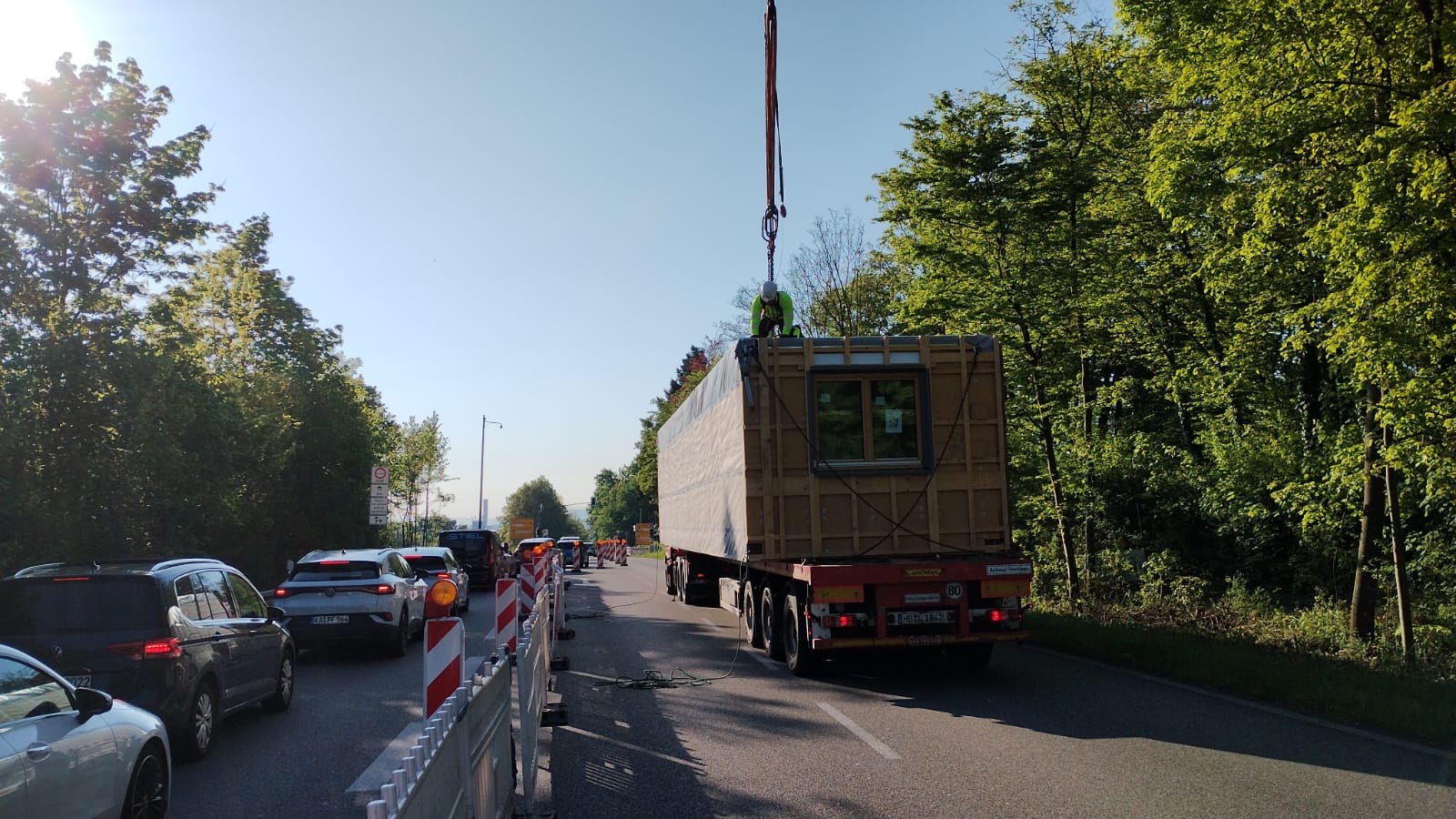 Modulbau in Bremen – Antransport und Kranhub eines Raummoduls – WOHLFEIL