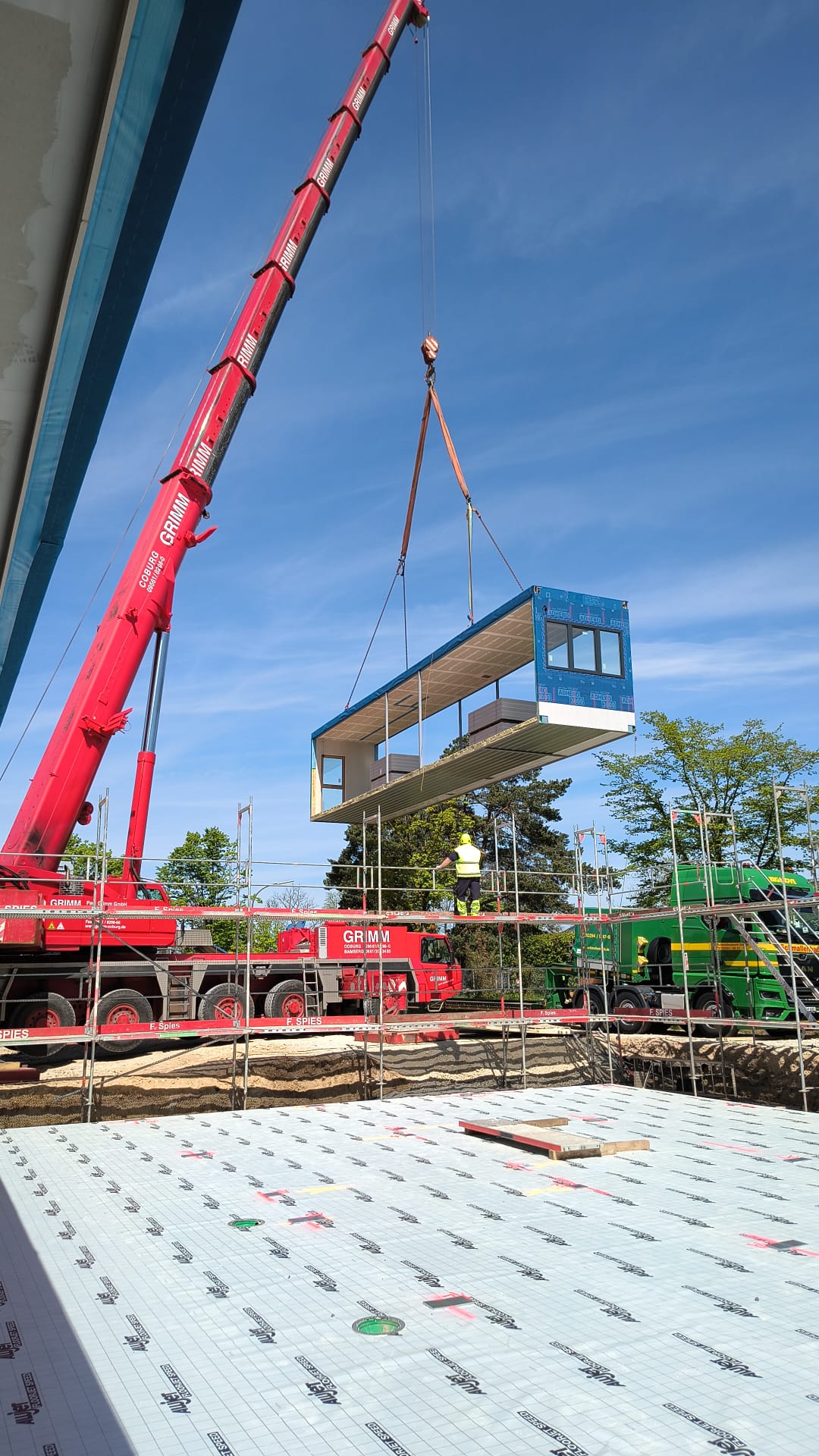 Modulbau in Stuttgart – Kran setzt Raummodul über Baumkronen ab – WOHLFEIL